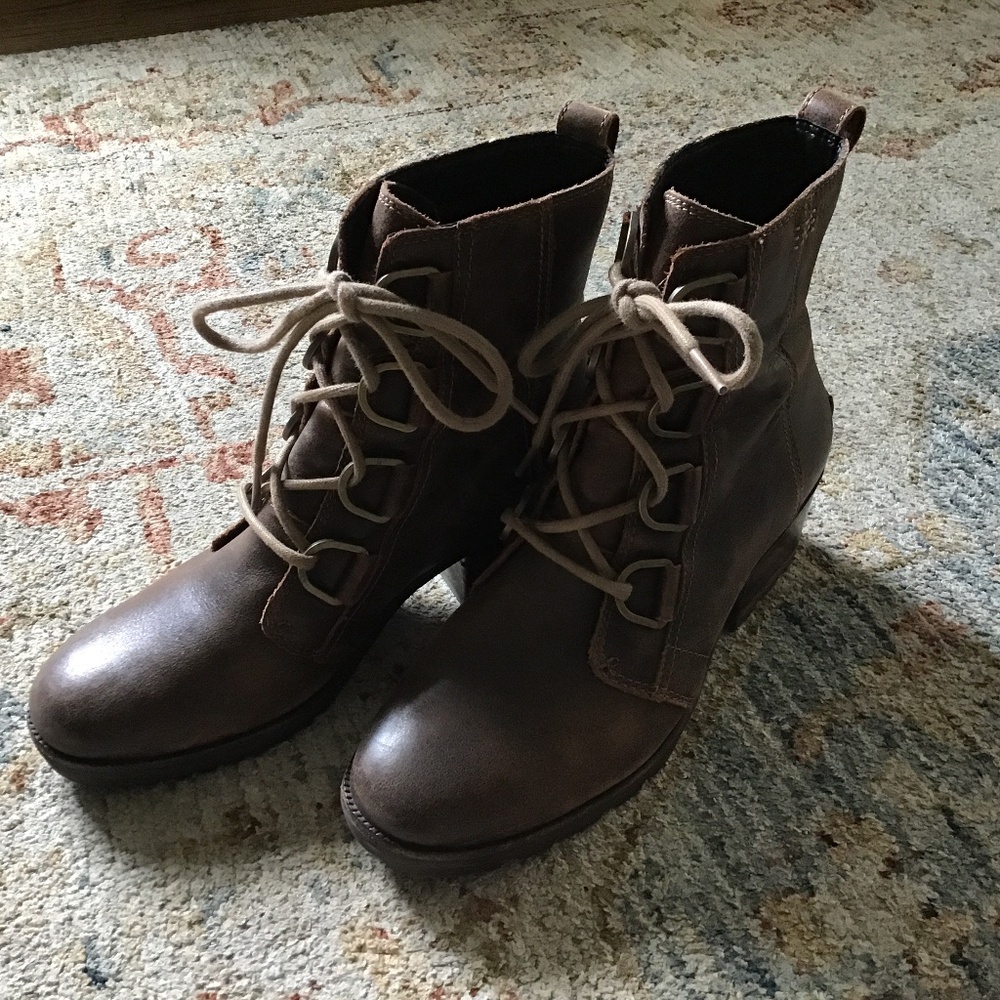 Sorel Cate Waterproof Lace-Up Boots 8.5 EUC
